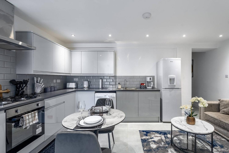 2, 2 Bed Stylish Central Rochester Apartment Sleeps 4  Netflix Work Space, Medway