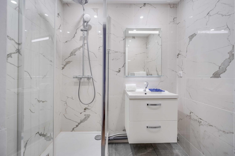 Bathroom 3, Charming apartment - 1BR/4P- Gare de l'Est, Paris