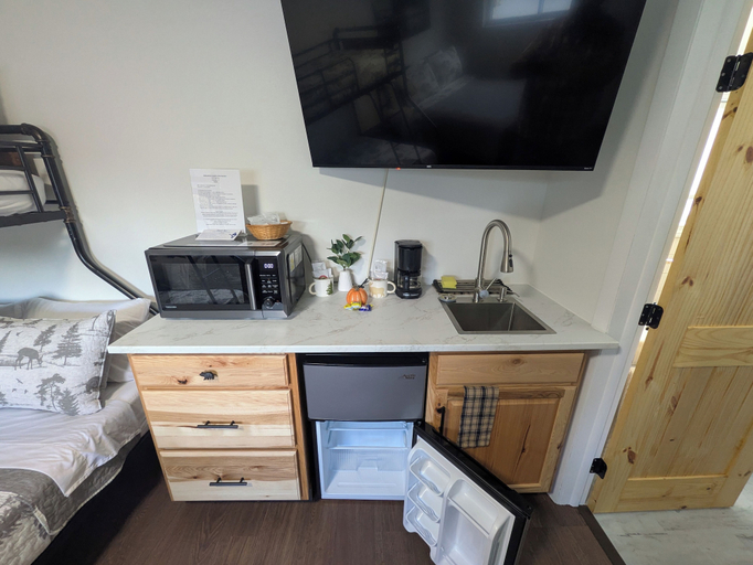 Room 4, South of the Border Lodging, Essex