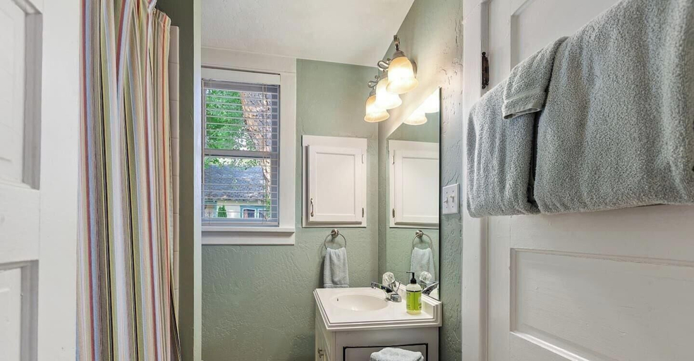 Interior 3, Lakeside Bungalow, Kootenai