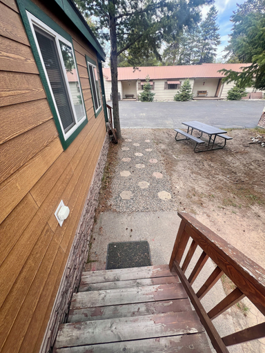 Outdoor dining, Pioneer Motel, Gallatin