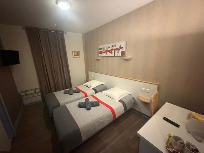 Bedroom 2, Hotel du Centre, Saône-et-Loire
