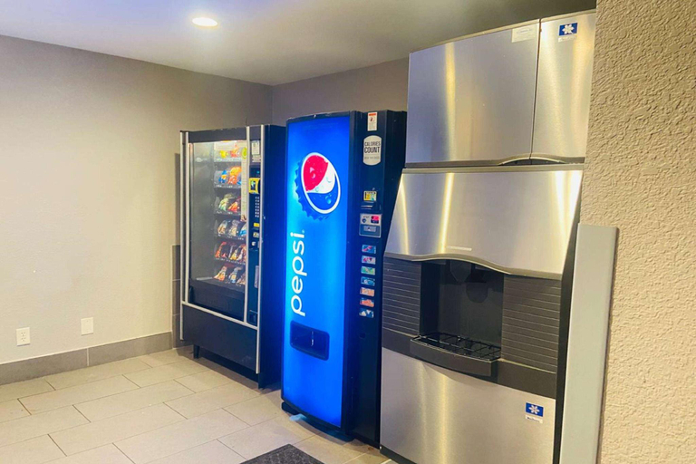 Food & Drinks 5, AmericInn by Wyndham Glendale/Milwaukee, Milwaukee