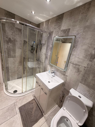 Bathroom 2, Adam Guest House, Leicester