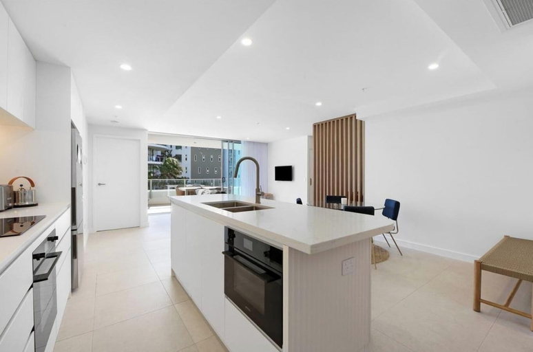 Private kitchen 4, Luxury 2BR Palm Beach Apartment, Gold Coast