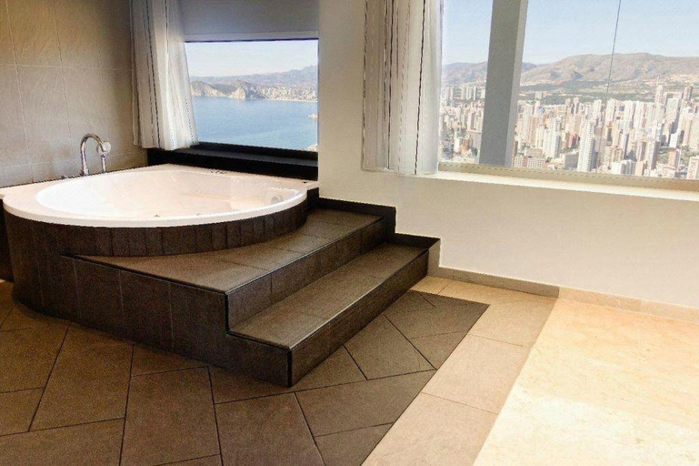 Bathroom 4, Pierre & Vacances Horizon, Alicante