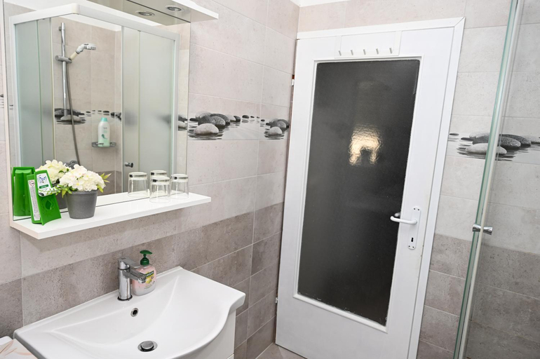 Bathroom 2, Apartments Maletic, Pula