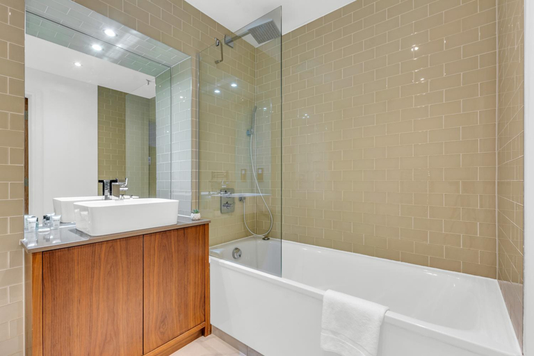 Bathroom 2, Talisman & Duckman Tower at Canary Wharf by MySquare, London