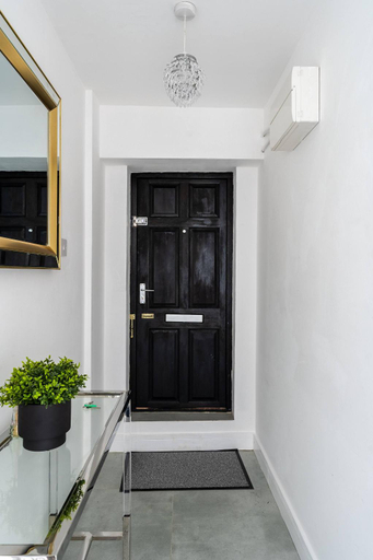 5, 2 Bed Stylish Central Rochester Apartment Sleeps 4  Netflix Work Space, Medway