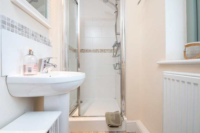 Bathroom 3, Skylark Cottage, Pembrokeshire