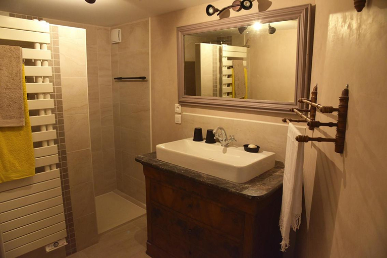 Bathroom 3, la Grange de Cherence, Val-d'Oise