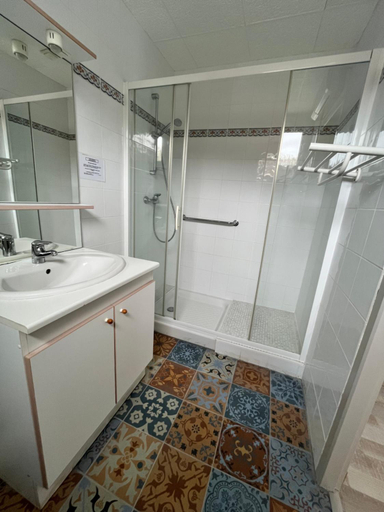 Bathroom 2, Hotel Le Square, Hautes-Pyrénées