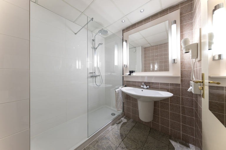 Bathroom 5, Bilderberg Hotel De Bovenste Molen, Venlo