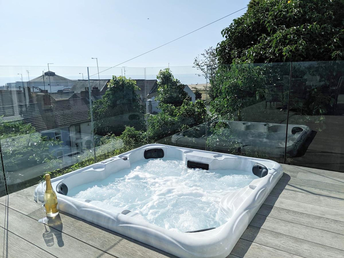 Sport & Beauty, Cliff Cottage - Luxurious Seaview Retreat, Norfolk