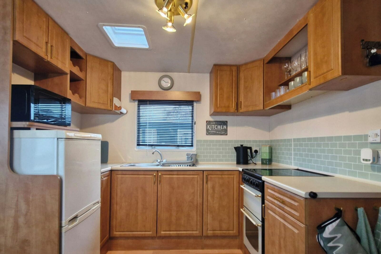 Private kitchen 2, Palm Court - 3 Bed, Heated Pool, Parking, Nr Beach, Cornwall