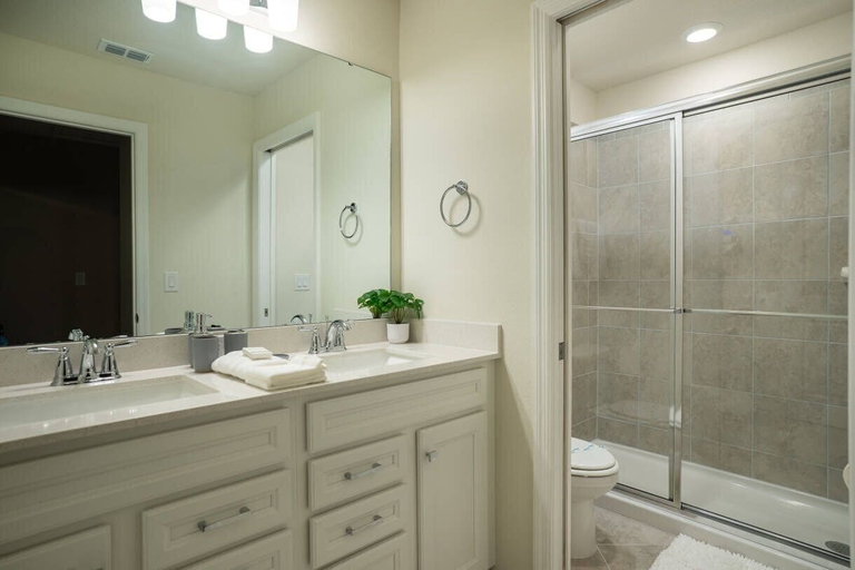 Bathroom 4, 7BR Windsor Cay Home for 20 Guests, Lake