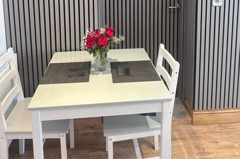 Dining 4, Studio in Penrith - Sleeps 2 - Parking, Cumbria