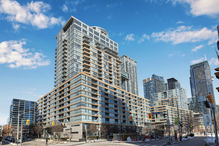 Exterior, Maple Crown Suites - Free Parking, Toronto