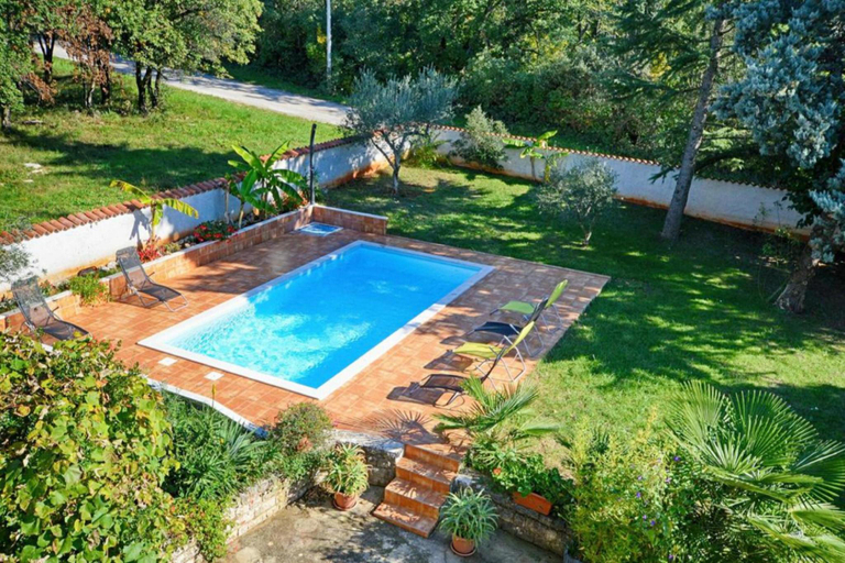 Swimming pool 3, Cozy apartment with shared pool, Umag
