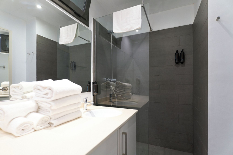 Bathroom 4, Fira Centric Apartments by gaiarooms, Barcelona
