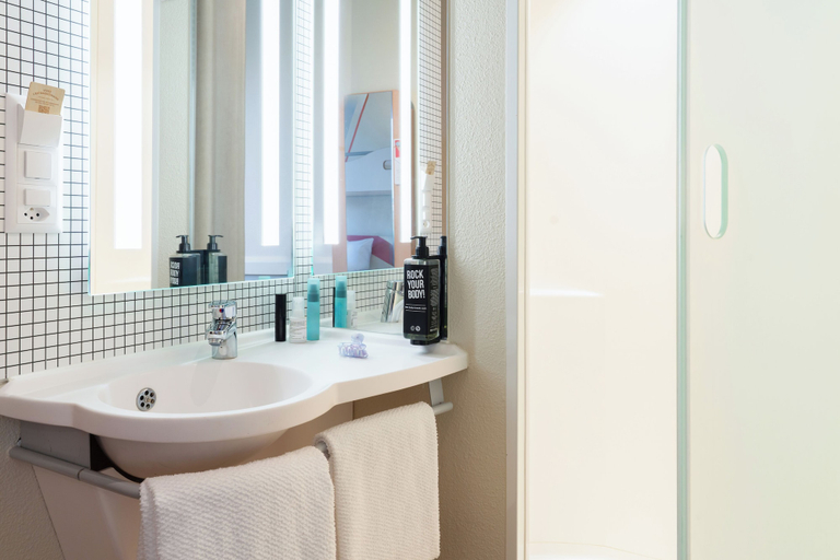 Bathroom 3, ibis budget Geneve Petit Lancy, Genève