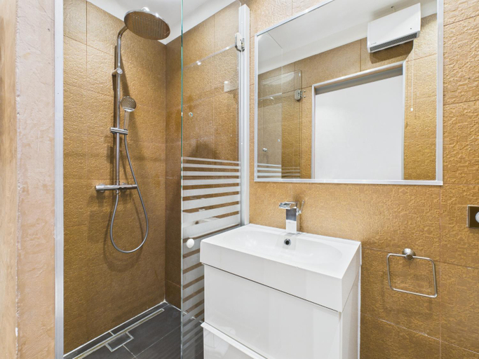 Bathroom 4, Residence Du Louvre, Alpes-Maritimes