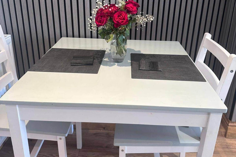 Dining 5, Studio in Penrith - Sleeps 2 - Parking, Cumbria