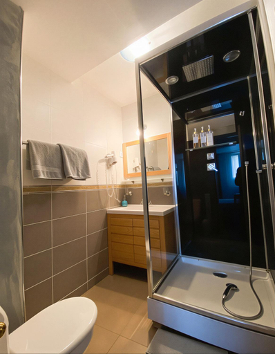 Shower 4, La Rose du Chateau, Hautes-Pyrénées