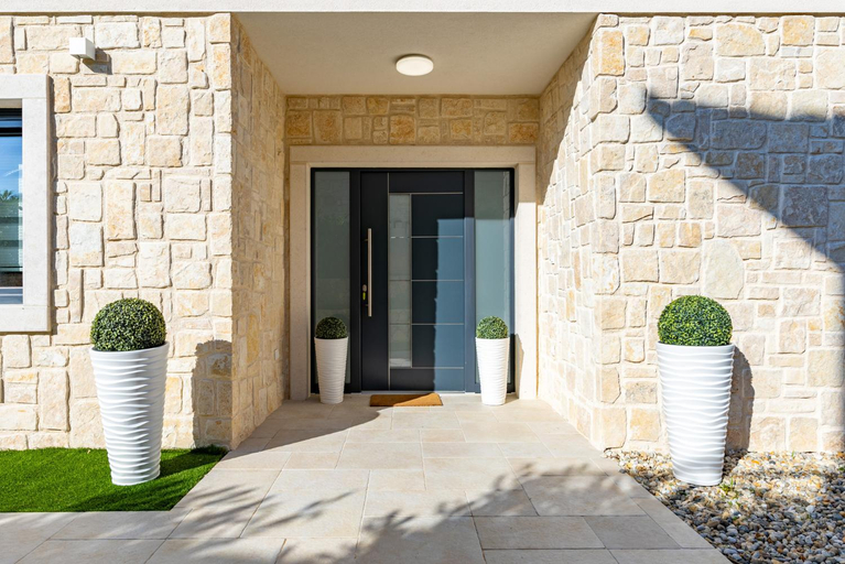 Exterior & Views