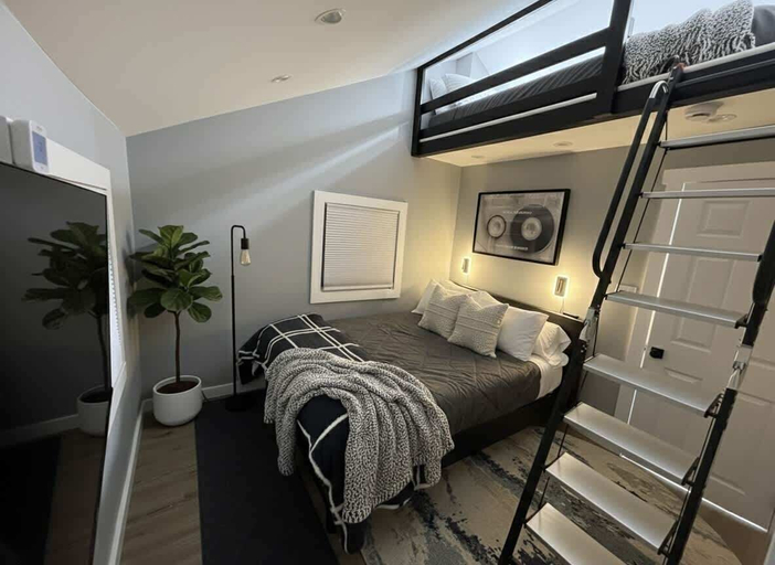 Room 3, Sleek Modern Villa - Centrally Located, New Castle
