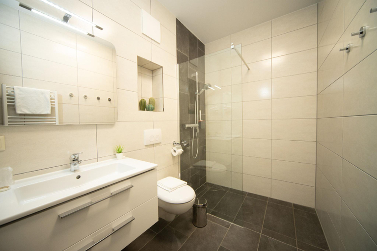 Bathroom 5, Riff Resort, Leipzig