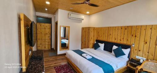 Others 4, Hotel Dev, Garhwal
