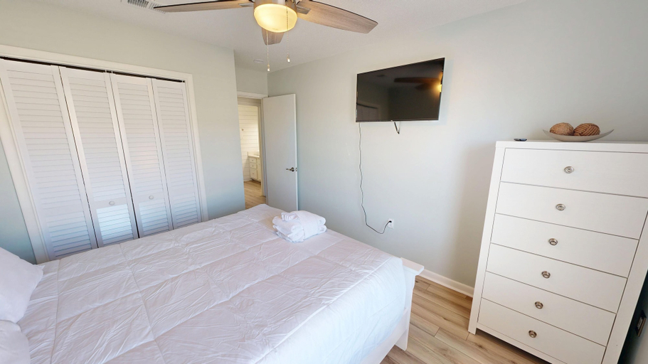 Room 2, Coastal Comfort 3 Bedroom Townhouse, Okaloosa