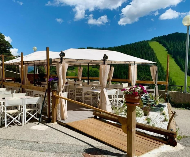 Outdoor dining, ADRECHAS MERCANTOUR, Alpes-Maritimes