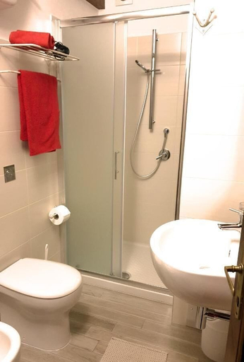 Bathroom 3, The Templasr Guesthouse, Oristano