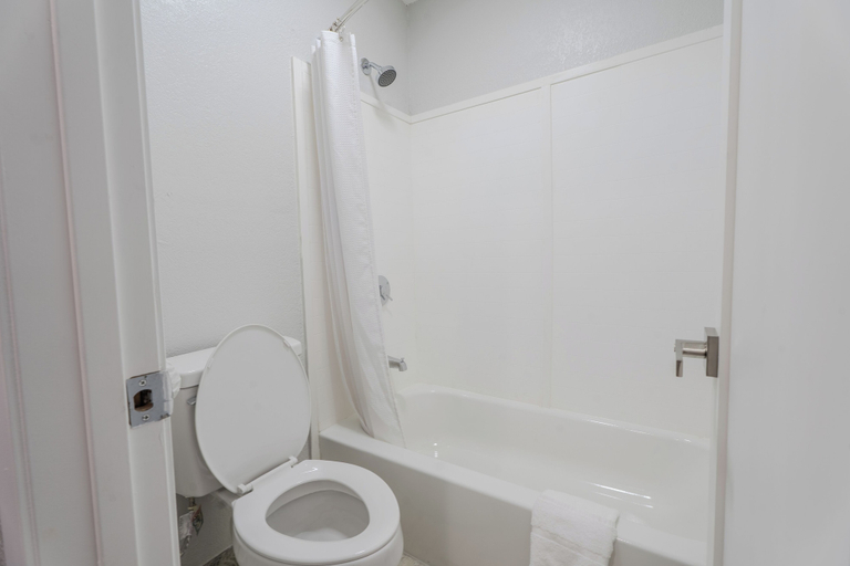 Bathroom 4, Executive Inn of Arlington, Near AT&T Stadium, Arlington