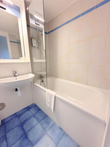 Bathroom 4, Kyriad Blois Sud-Vineuil, Loir-et-Cher