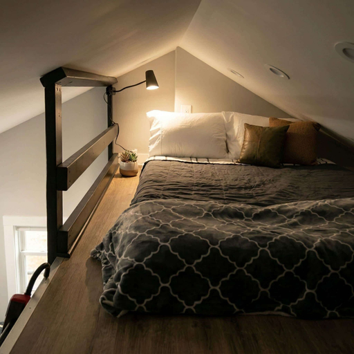 Room 5, Sleek Modern Villa - Centrally Located, New Castle