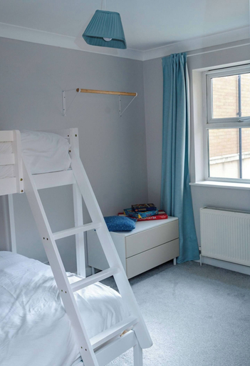 Room 2, Modern Margate Apt 2BR En-suite Parking by Adliv, Kent