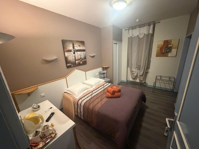 Bedroom 3, Hotel du Centre, Saône-et-Loire
