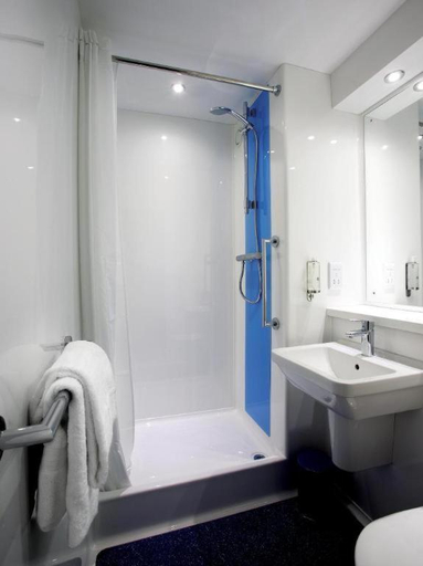 Bathroom, Travelodge Liverpool Central Exchange Street, Sefton