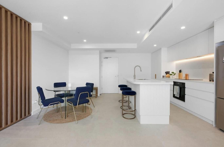 Dining, Luxury 2BR Palm Beach Apartment, Gold Coast