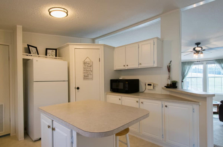 Room 5, Cozy 3BR Hideaway Near Main Street Lake Lure, Henderson