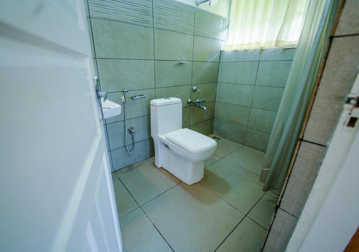 Bathroom 2, Viriparai Tea Bungalow Munnar by VOYE HOMES - Surrounded by Tea Plantations, Idukki