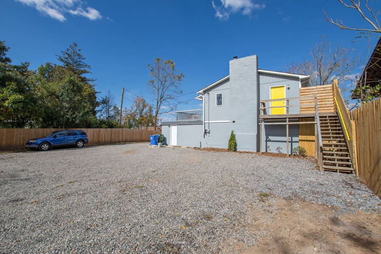 Room 3, Cheerful Studio w Patio Steps From Everything, Buncombe
