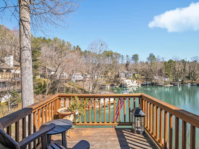 Room 5, Lakefront 4BR w Screened Porch, Rutherford