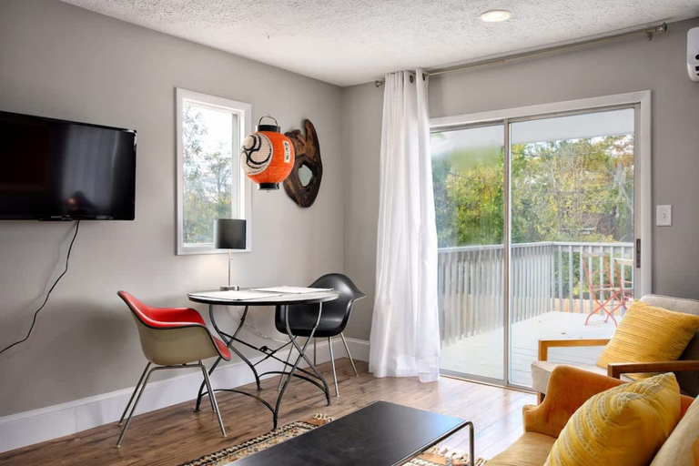 Room 5, Cheerful Studio w Patio Steps From Everything, Buncombe