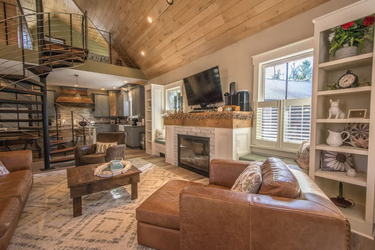 Room 5, Rustic Awesome 4BR Lodge w Game Room Fire Pit, Henderson
