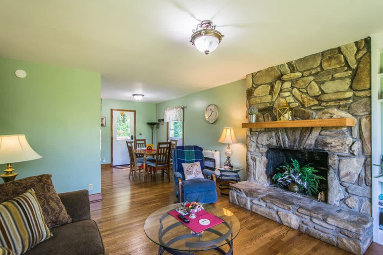 Room 4, Charming 2BR w Firepit Mountain Views, Henderson