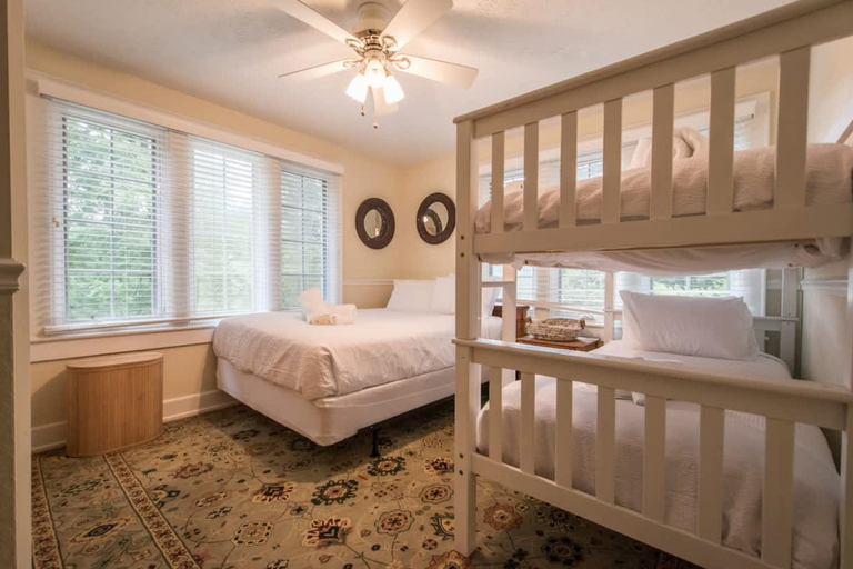 Room 2, Historic 4BR Colonial w Pool Table Fire Pit, Henderson